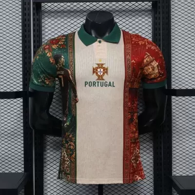Camisola tipo polo verde, branco e vermelho com brasão de Portugal e figura de Cristiano Ronaldo.