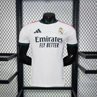 Camisola de futebol branca com logotipo do Real Madrid e texto Emirates FLY BETTER