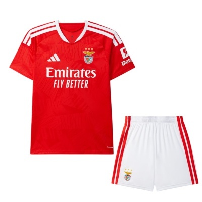 Conjunto camisola vermelha e calções brancos do Benfica