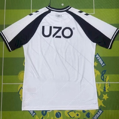 Camisola desportiva branca com detalhes pretos e texto UZ0 nas costas