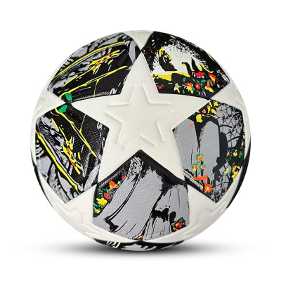 Bola de futebol branca com padrão de estrela e painéis pretos coloridos