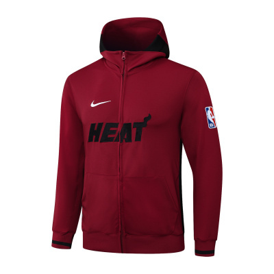 Casaco desportivo vermelho escuro com capuz, fecho frontal, logo Nike, escrito HEAT e emblema NBA na manga.