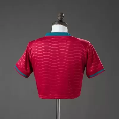 T-shirt vermelha com padrão ondulado azul, vista de costas num manequim