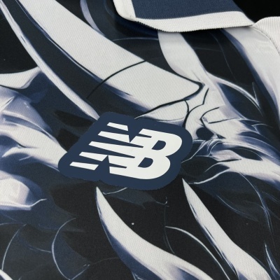 Pormenor de tecido azul e branco com logótipo New Balance