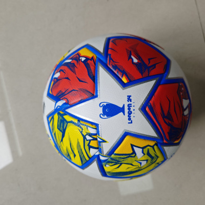Bola de futebol branca com padrão colorido vermelho, amarelo e azul com texto London 21 FINAL