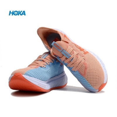 Ténis desportivos HOKA azul claro e coral sobre fundo branco