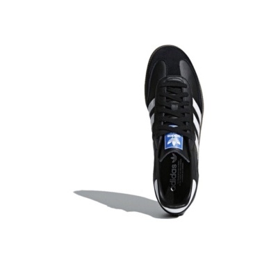 Ténis desportivos pretos Adidas com riscas brancas vistos de cima