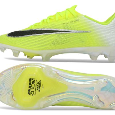 Chuteira de futebol amarela neon com sola translúcida e texto na sola