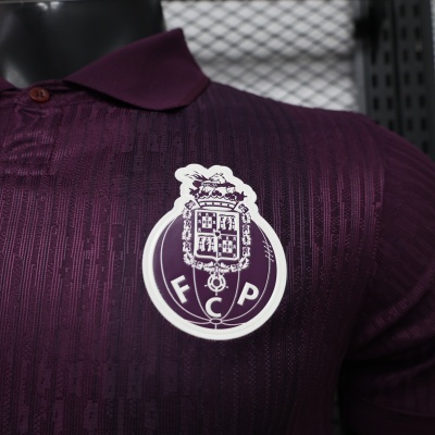 Camisa pólo púrpura com logótipo FCP em relevo na frente
