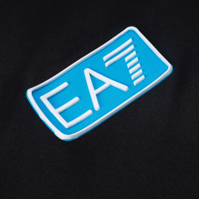 Etiqueta azul com texto branco EA7 sobre tecido preto