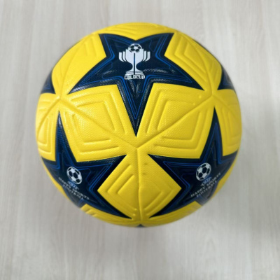 Bola de futebol amarela com estrelas azuis escuras e logotipo COLDCUP