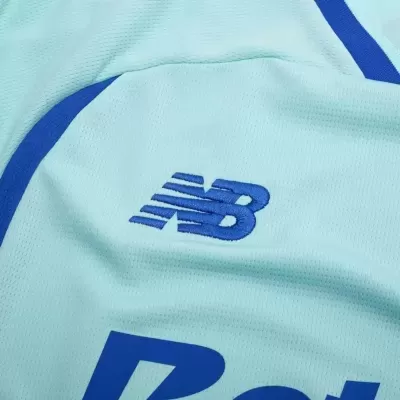 Tecido desportivo azul claro com logótipo NB azul e texto azul.