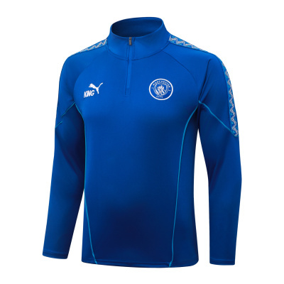 Sweatshirt desportiva azul com fecho e logos brancos na parte frontal