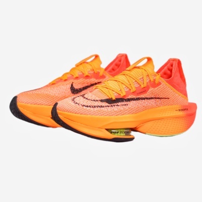 Sapatilhas desportivas laranja com detalhes em preto e texto ATOMKNIT e NIKE ZOOMX AIR ZOOM.