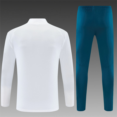 Conjunto de camiseta branca e calças azul-turquesa para desporto.