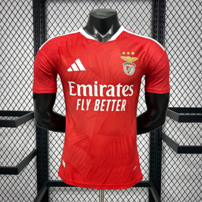 Camisola de futebol vermelha do Benfica com logótipos Adidas e Emirates