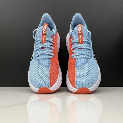 Ténis HOKA Carbon X azuis e laranja com sola branca
