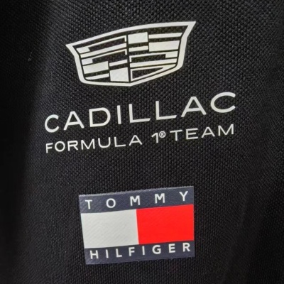 Tecido preto com logotipo Cadillac Formula 1 Team e etiqueta Tommy Hilfiger