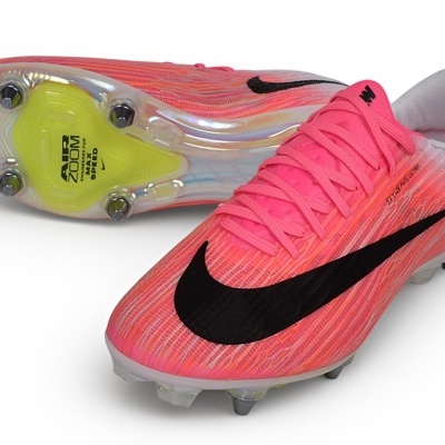 Par de chuteiras de futebol rosa com detalhes em preto e sola translúcida.
