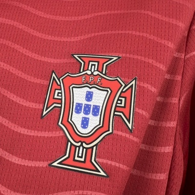 Emblema F.P.F. em tecido desportivo vermelho com linhas horizontais