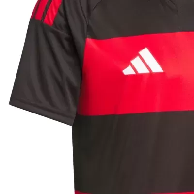 Camisola preta e vermelha com logótipo Adidas branco e três riscas vermelhas na manga