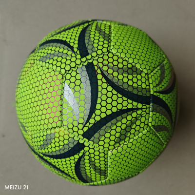 Bola de futebol de sala verde com padrão hexagonal preto e desenhos florais