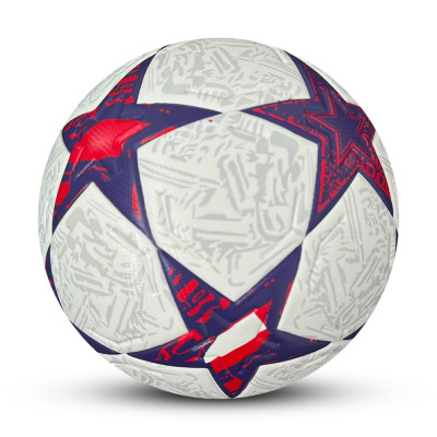 Bola de futebol branca com estrelas vermelhas e azuis
