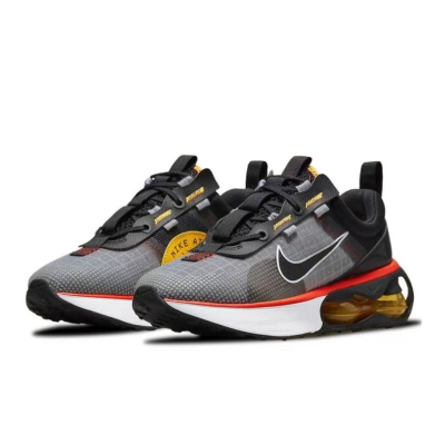 Sapatilhas Nike Air cinza, preto, vermelho e amarelo com sola branca e preta