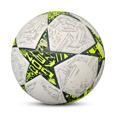 Bola de futebol branca com estrelas pretas e amarelas