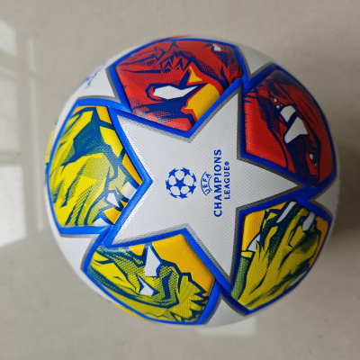 Bola de futebol branca com estrela colorida e texto UEFA CHAMPIONS LEAGUE