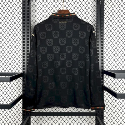 Camisola preta de manga comprida com padrão repetido de escudo e gola com riscas coloridas