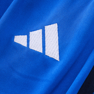 Tecido azul com logo branco de três barras inclinadas