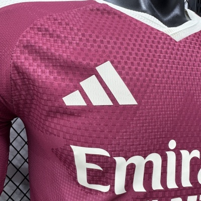 Camisola desportiva vinho com padrão quadriculado e logotipo Adidas branco