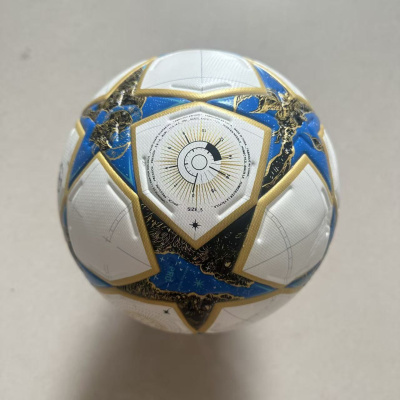 Bola de futebol branca com detalhes em azul, dourado e preto com texto SIZE 5