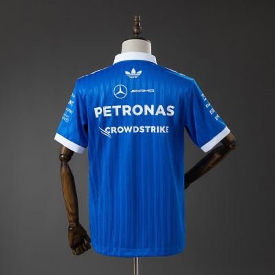 Camiseta azul de desporto com logos de patrocinadores na parte traseira