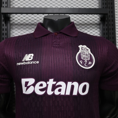 Camisola de futebol roxa com logótipos newbalance, Betano e escudo FCP num manequim