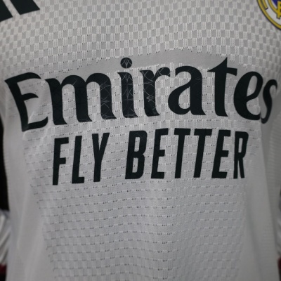 Camisa de futebol branca com texto preto Emirates FLY BETTER