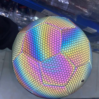 Bola colorida com padrão hexagonal preto e cores arco-íris