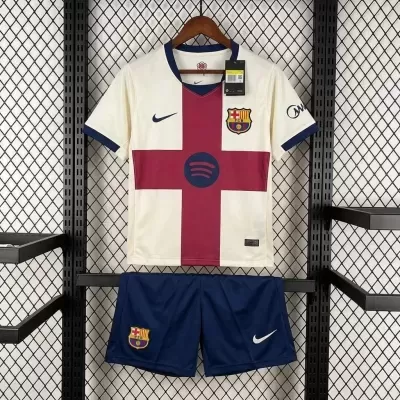 Conjunto de futebol FC Barcelona com camisola branca e cruz vermelha e calções azuis numa prateleira