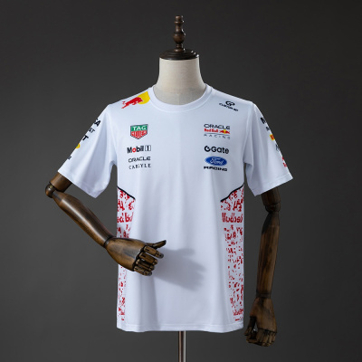T-shirt branca de Red Bull Racing com vários logos de patrocinadores e padrão vermelho nas laterais
