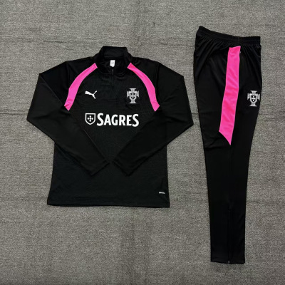 Conjunto de treino preto com detalhes rosa e logos da seleção portuguesa e Puma