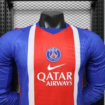 Camisola de futebol azul e vermelha com logótipos e texto