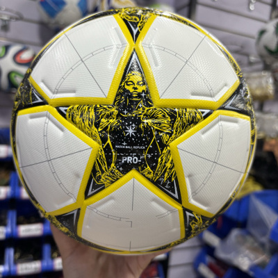 Bola de futebol branca com estrelas amarelas e pretas com figura humana e texto