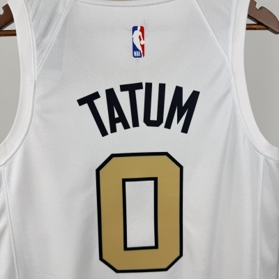 Camisa branca de basquetebol com nome TATUM e número 0 dourado