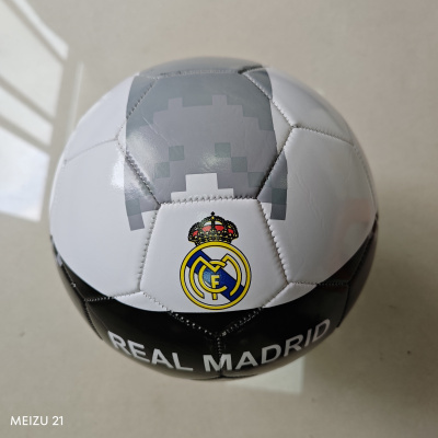 Bola de futebol branca e preta com logo do Real Madrid
