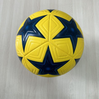 bola de futebol amarela com estrelas azuis em relevo