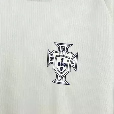 Tecido branco com emblema bordado F.P.F.