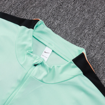 Casaco esportivo Nike verde água com golas pretas e detalhes laranja
