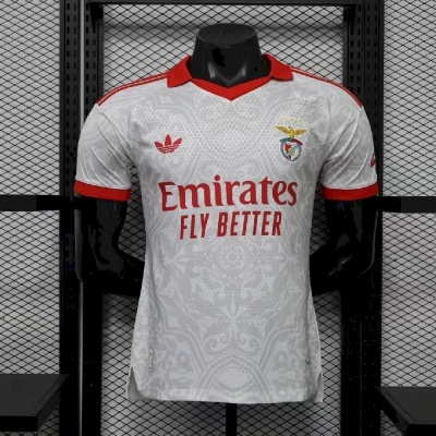 Camisola branca e vermelha do Benfica com logótipos Adidas e Emirates