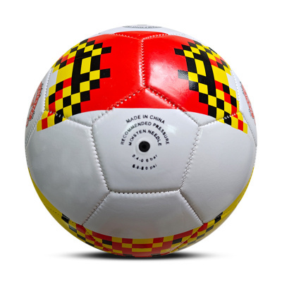 Bola de futebol colorida com padrão quadriculado e texto de pressão